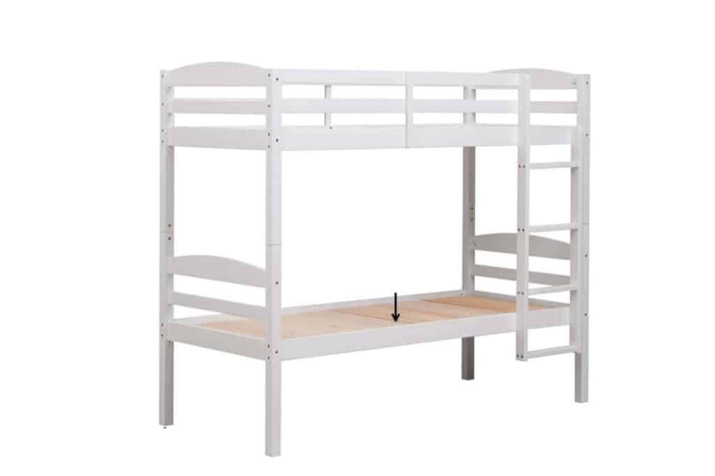 בתמונה מיטת קומותיים לבנה מעץ עם סולם בצד ימין.