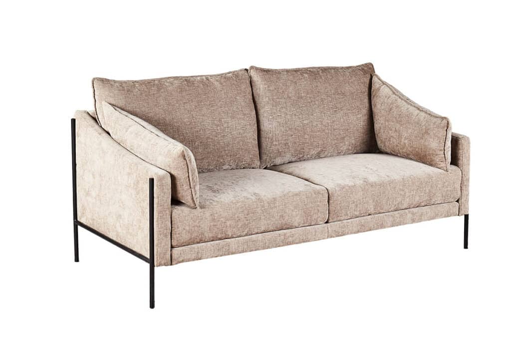 ספה דו-מושבית בצבע בז' עם כריות תואמות, בעלת רגלי מתכת שחורות.